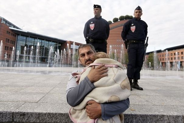 Voici pourquoi les bébés dans les bras des femmes qui mendient dorment tout le temps 389513_des-roms-devant-la-mairie-d-evry-le-27-aout-20121